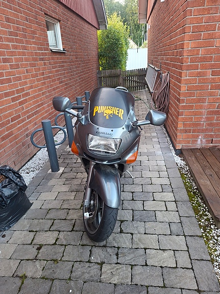 Kawasaki ZZR 600 2 of 4