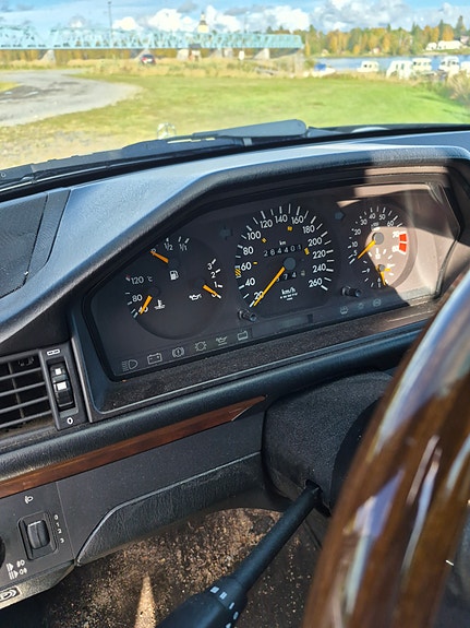 Mercedes-Benz 300 CE-24 4 of 7