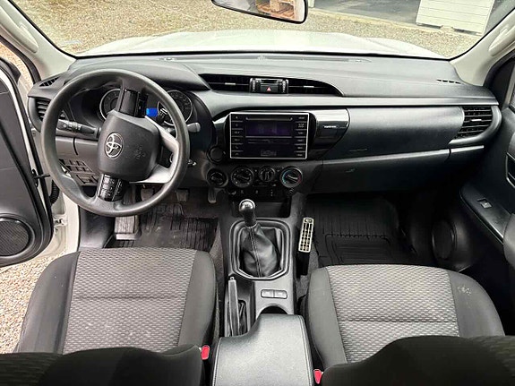 Toyota HiLux 3 of 5