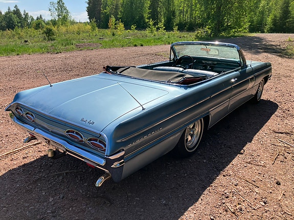 Oldsmobile Ninety-Eight 2 of 7