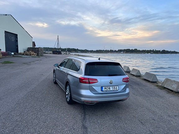Volkswagen Passat 2 of 5