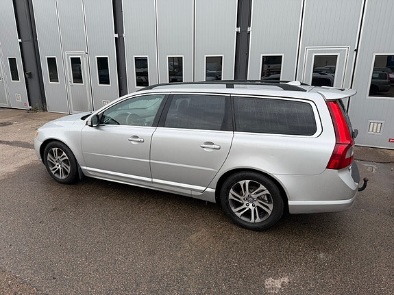 Volvo V70 2 of 6