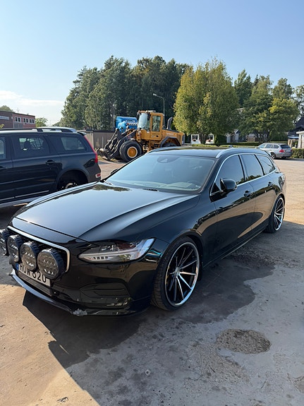 Volvo V90 2 of 8