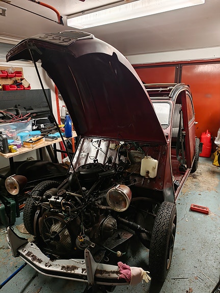 Citroen 2CV 3 of 6