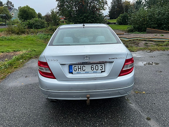 Mercedes-Benz C200 2 of 6