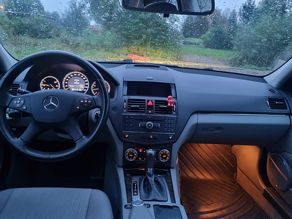 Mercedes-Benz C200 3 of 6