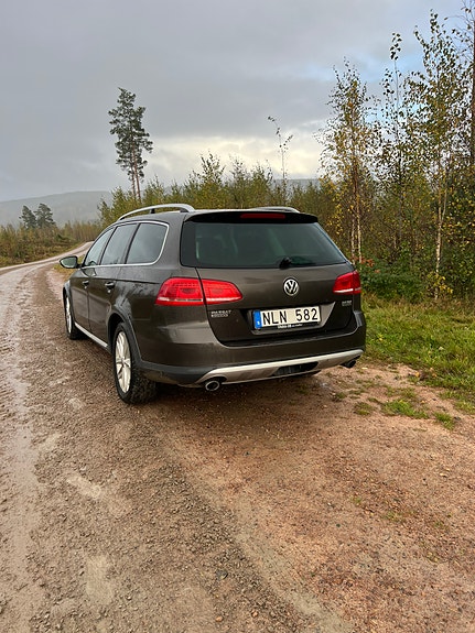 Volkswagen Passat Alltrack 2 of 5