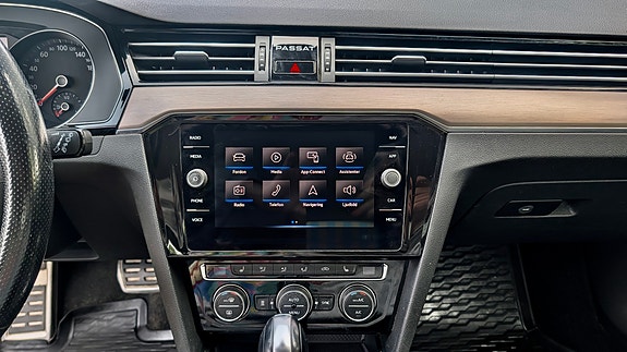 Volkswagen Passat Alltrack 10 of 16