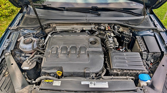 Volkswagen Passat Alltrack 13 of 16