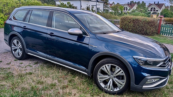 Volkswagen Passat Alltrack 2 of 16