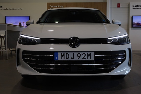 Volkswagen Passat 8 of 30
