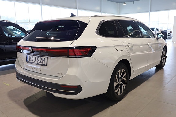 Volkswagen Passat 5 of 30