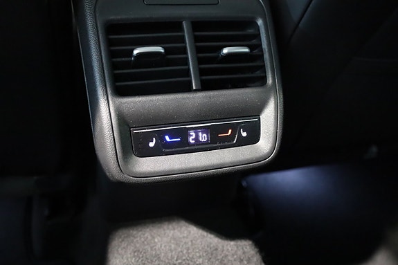 Volkswagen Passat 18 of 30