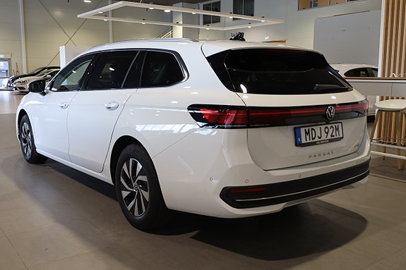 Volkswagen Passat 3 of 30