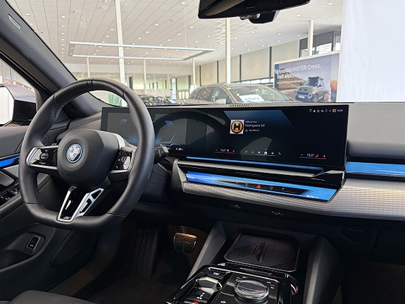 BMW i5 6 of 12