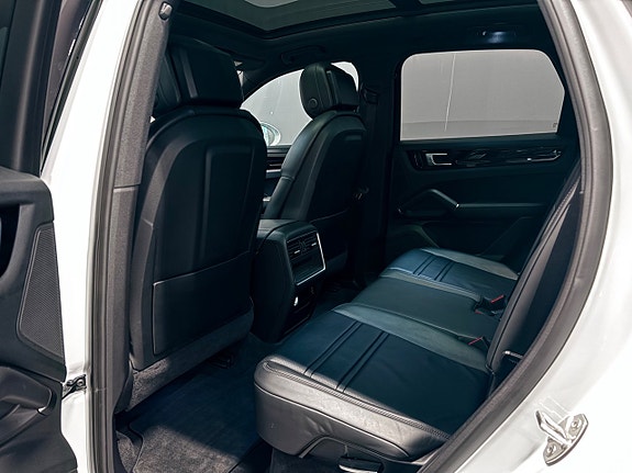 Porsche Cayenne 15 of 30