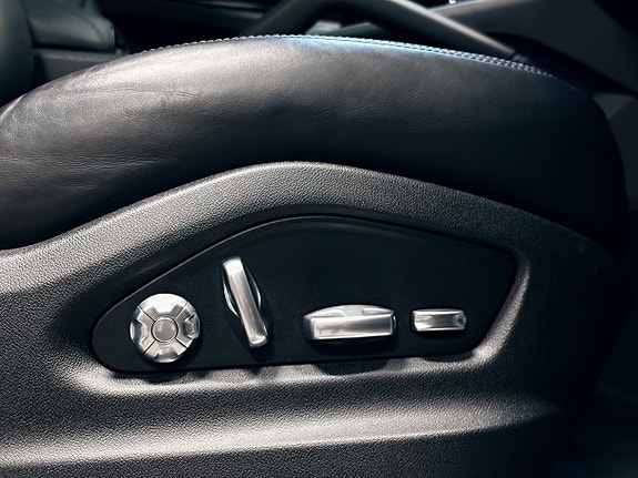Porsche Cayenne 14 of 30