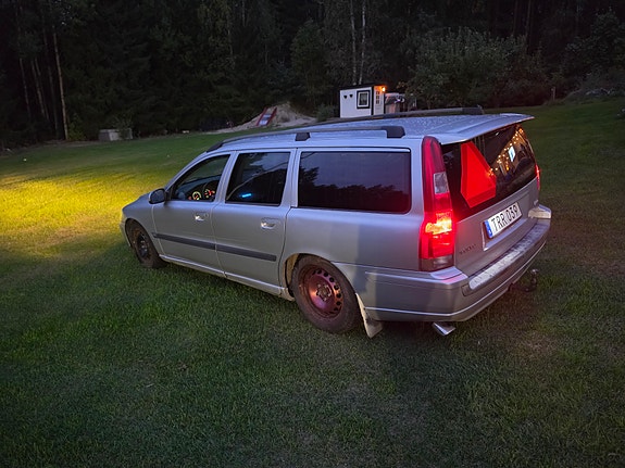Volvo V70 2 of 8