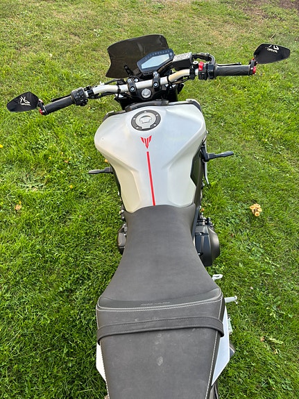 Yamaha MT-09 4 of 6