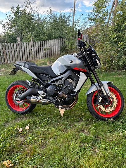 Yamaha MT-09 2 of 6