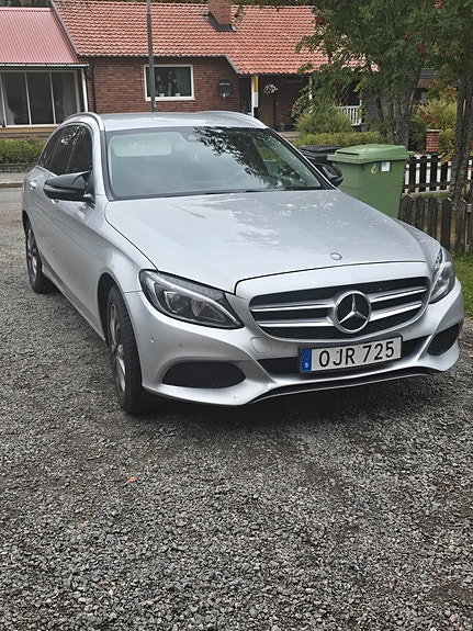 Mercedes-Benz C220 4 of 5
