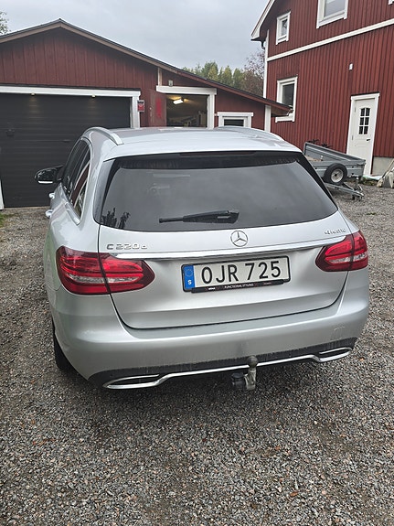 Mercedes-Benz C220 2 of 5
