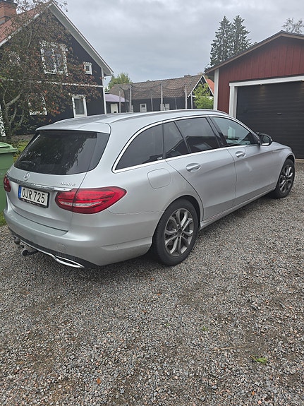 Mercedes-Benz C220 3 of 5