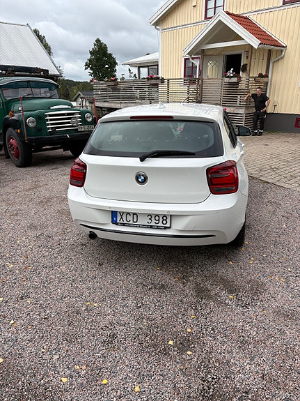 BMW 118d 2 of 4