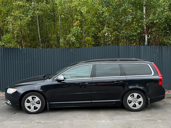 Volvo V70 2 of 7