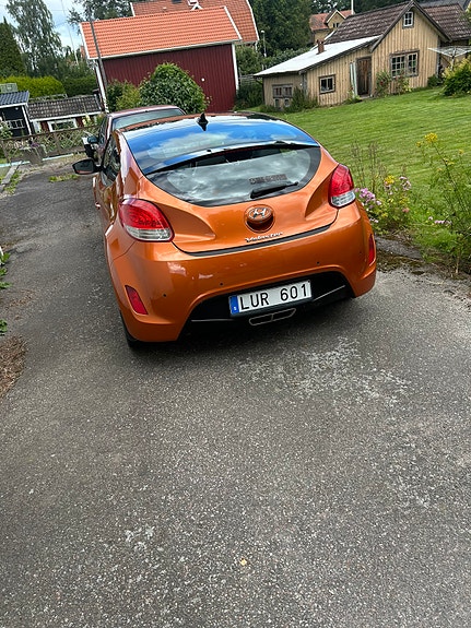 Hyundai Veloster 2 of 5