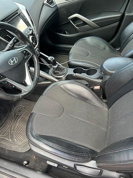 Hyundai Veloster 4 of 5