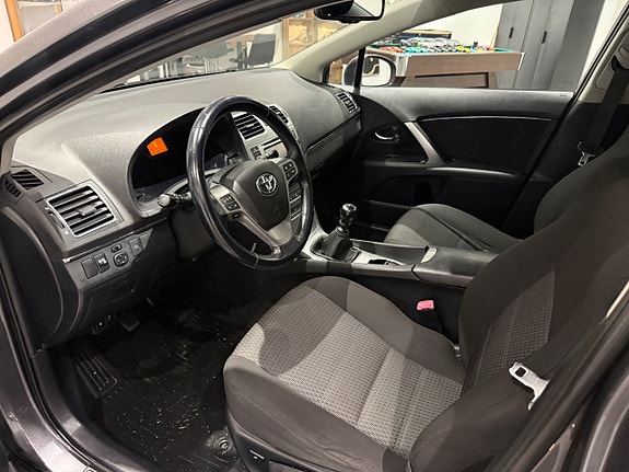 Toyota Avensis 7 of 12
