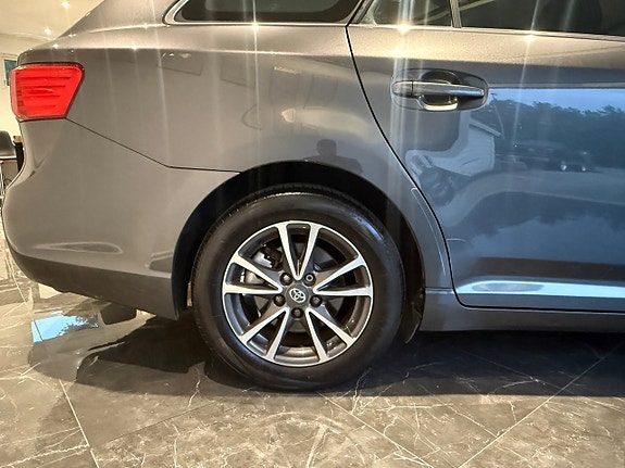 Toyota Avensis 4 of 12