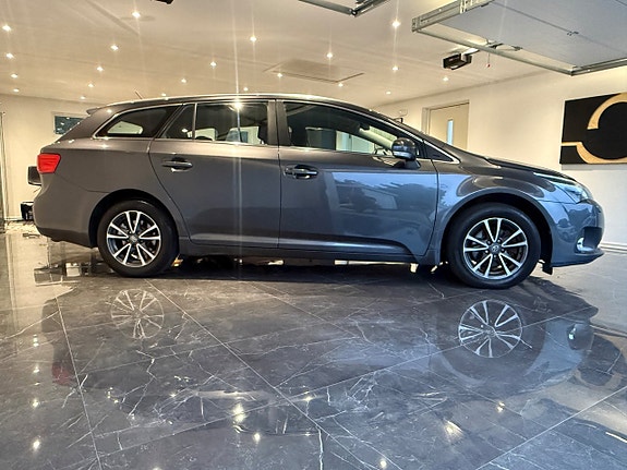 Toyota Avensis 2 of 12
