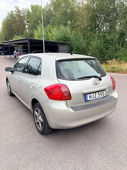 Toyota Auris 2 of 9