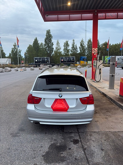 BMW 318d 3 of 5