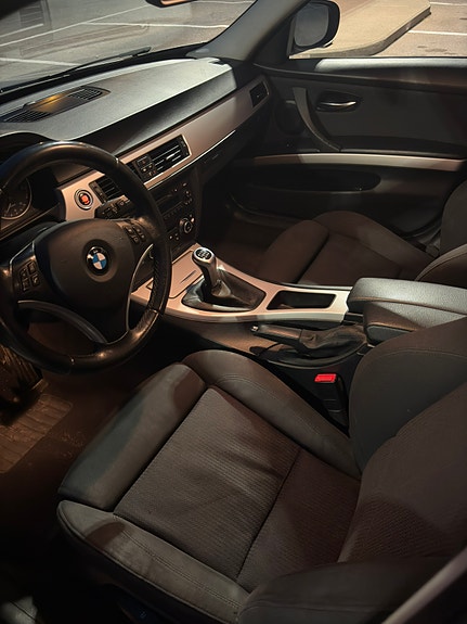 BMW 318d 4 of 5