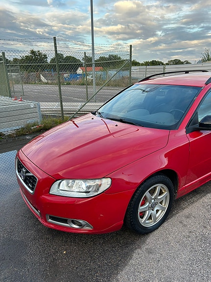 Volvo V70 2 of 12