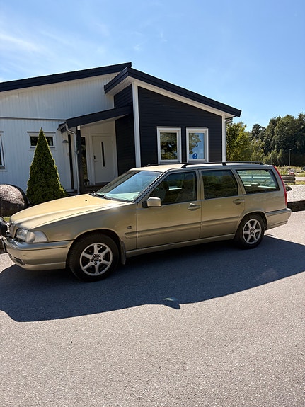 Volvo V70 2 of 3