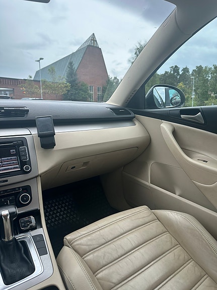 Volkswagen Passat 7 of 16