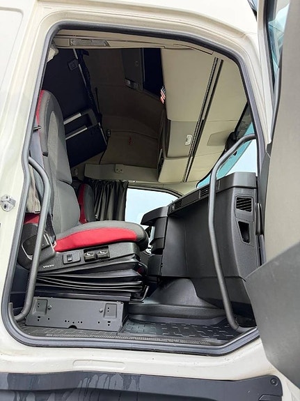 Volvo FH 4X2 5 of 13