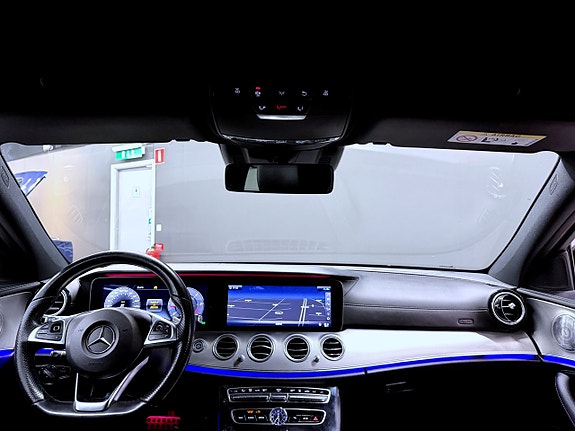 Mercedes-Benz E220 2 of 19
