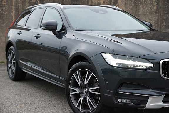 Volvo V90 Cross Country 2 of 30