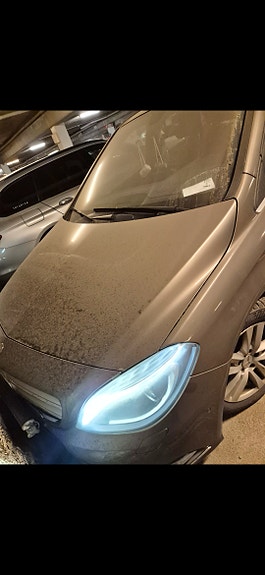 Mercedes-Benz B200 2 of 4