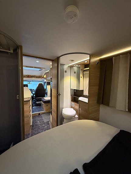 Adria Coral Axess S 690 SC 150 hk | Queenbed |Dragkrok | Solcell 23 of 28