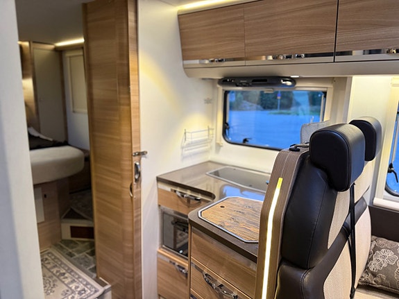 Adria Coral Axess S 690 SC 150 hk | Queenbed |Dragkrok | Solcell 7 of 28