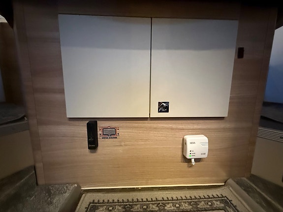 Adria Coral Axess S 690 SC 150 hk | Queenbed |Dragkrok | Solcell 17 of 28