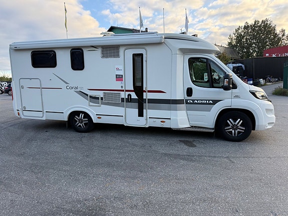 Adria Coral Axess S 690 SC 150 hk | Queenbed |Dragkrok | Solcell 3 of 30