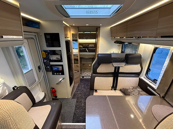 Adria Coral Axess S 690 SC 150 hk | Queenbed |Dragkrok | Solcell 4 of 28