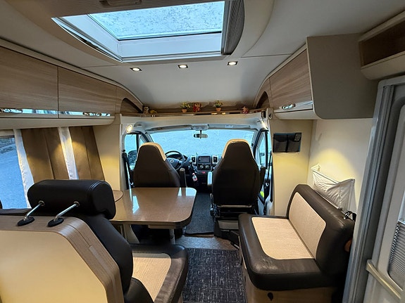 Adria Coral Axess S 690 SC 150 hk | Queenbed |Dragkrok | Solcell 3 of 28